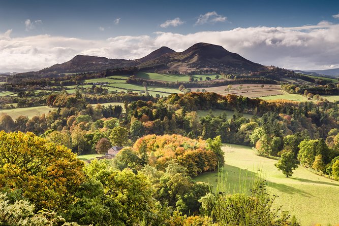 1 Day Alnwick Castle, Holy Island & Scottish Borders - The Borders set the scene