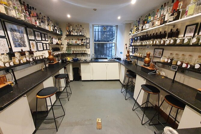 Distill a bottle of Gin on mini copper stills - At a glance