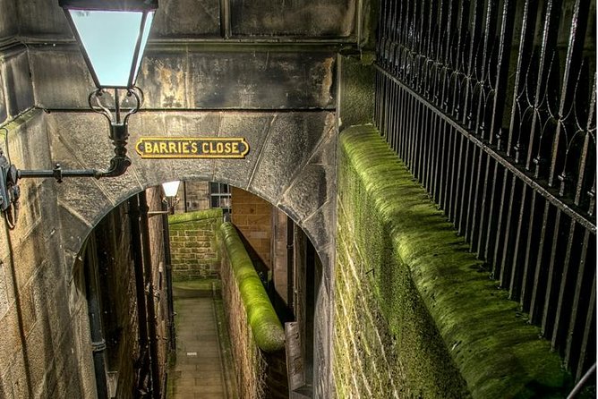 Edinburgh 2 Hour Nighttime Ghost Tour Italian Tour Guide - Greyfriars and the limits of ghost lore