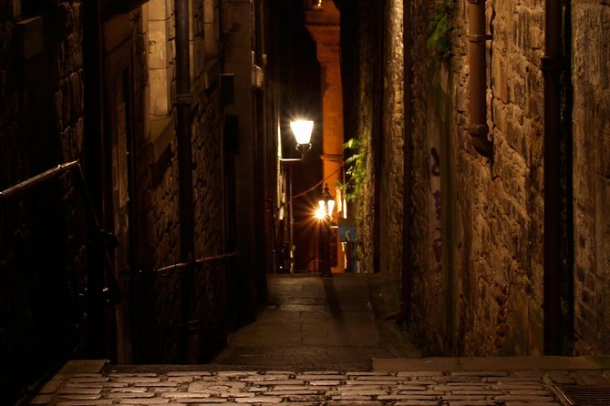 Edinburgh 2 Hour Nighttime Ghost Tour Italian Tour Guide - What the price covers