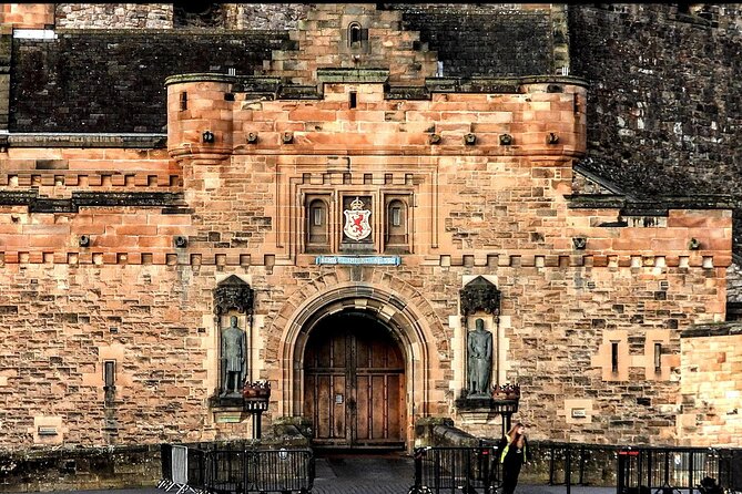 Edinburgh Castle Guided Tour - Tickets Included - Mons Meg, the Great Hall and a cemetery for dogs