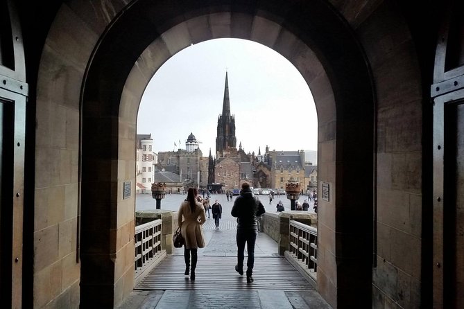 Edinburgh Castle Guided Walking Tour in English - A guided approach to Edinburgh Castle