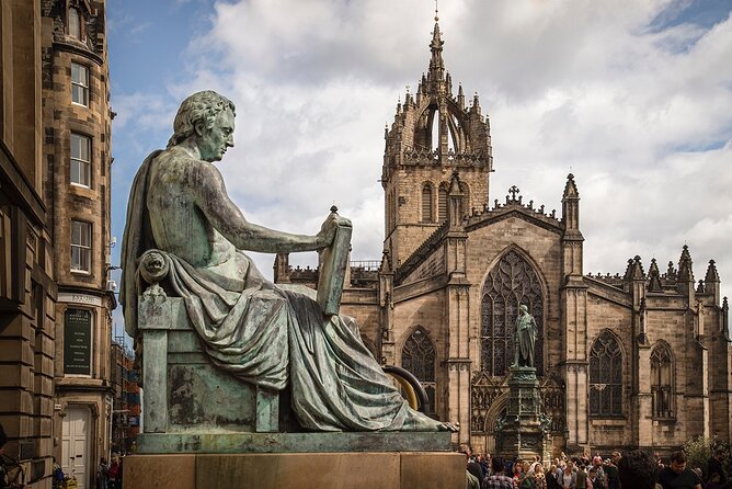 Edinburgh Castle & Royal Mile Walking Tour - Ticket Included - A guided route through the Old Town