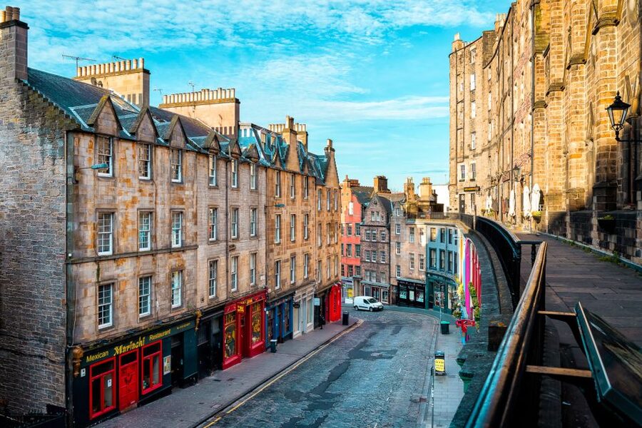 Edinburgh: Guided Harry Potter Tour in French - Rowling’s handprints and the details fans seek