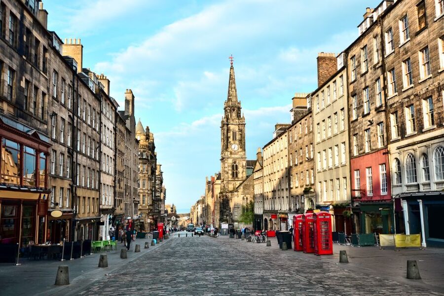 Edinburgh: Guided Harry Potter Tour in French - Cafés, a graveyard, and the writer’s eye