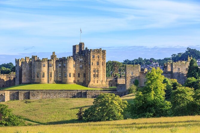 Edinburgh: Holy Island, Alnwick Castle & Kingdom of Northumbria - At a glance: island, castle and border country