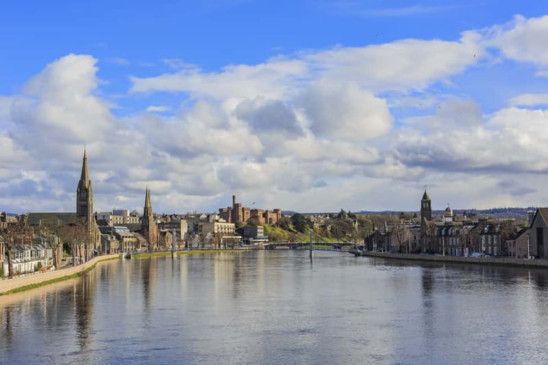 Edinburgh: Loch Ness, Inverness & Highlands Tour in Spanish - From Calton Hill to the Highland road