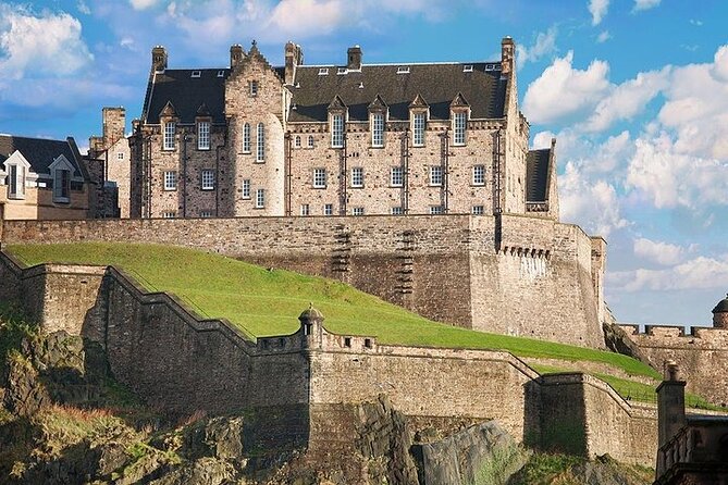 Edinburgh Skip-the-Ticket-Line Castle Walking Tour - Timing, group size and walking conditions