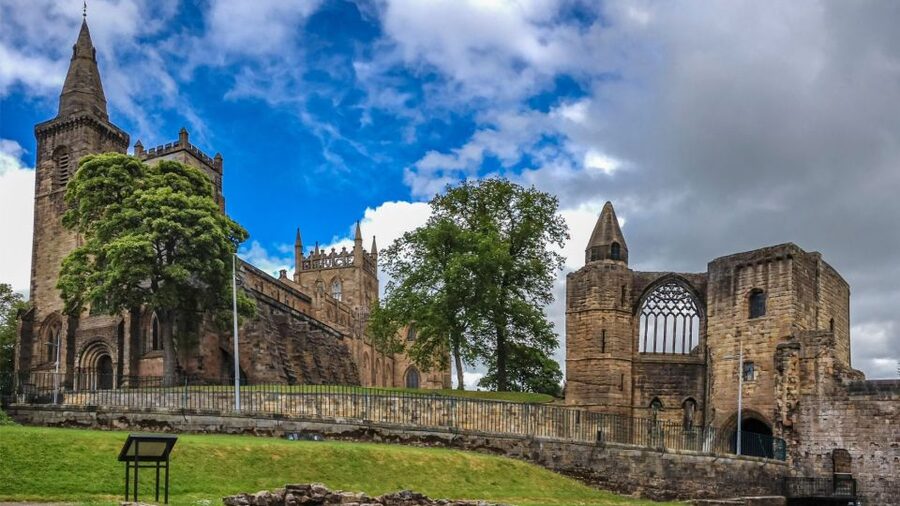 Edinburgh: St Andrews, Dunfermline Abbey and Fife Coast Tour - Dunfermline Abbey and Scotland’s royal past