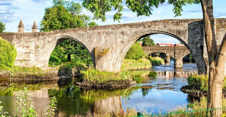 Edinburgh: Stirling, Whisky and St Andrews Tour in Spanish - From Edinburgh to Stirling’s volcanic stronghold