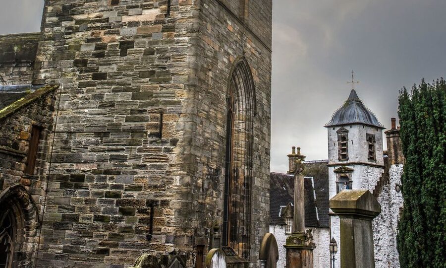 Edinburgh: Stirling, Whisky and St Andrews Tour in Spanish - A working distillery and a taste of whisky