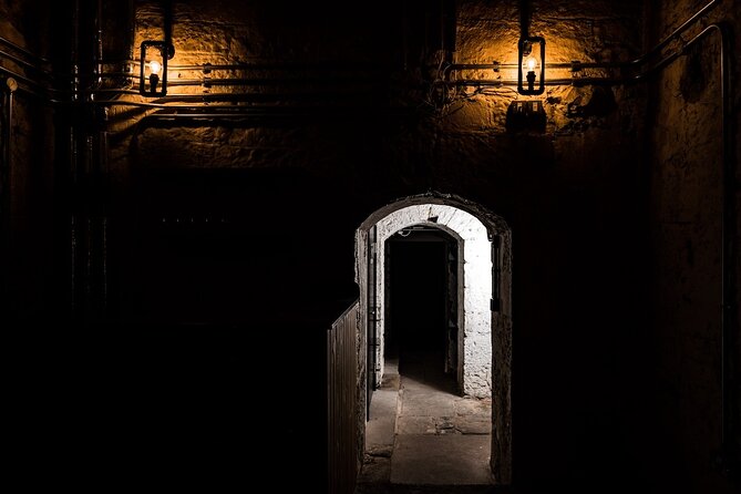 Edinburgh: Witches & Haunted History Walking Tour - From St Giles’ to the North Berwick Witches