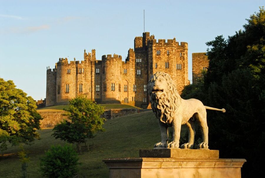 From Edinburgh: Day Trip to Bamburgh and Alnwick Castle - Two castles, two very different moods