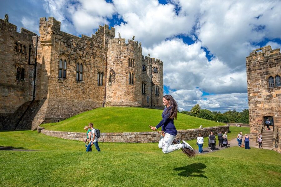 From Edinburgh: Day Trip to Bamburgh and Alnwick Castle - Alnwick: medieval rooms and movie magic