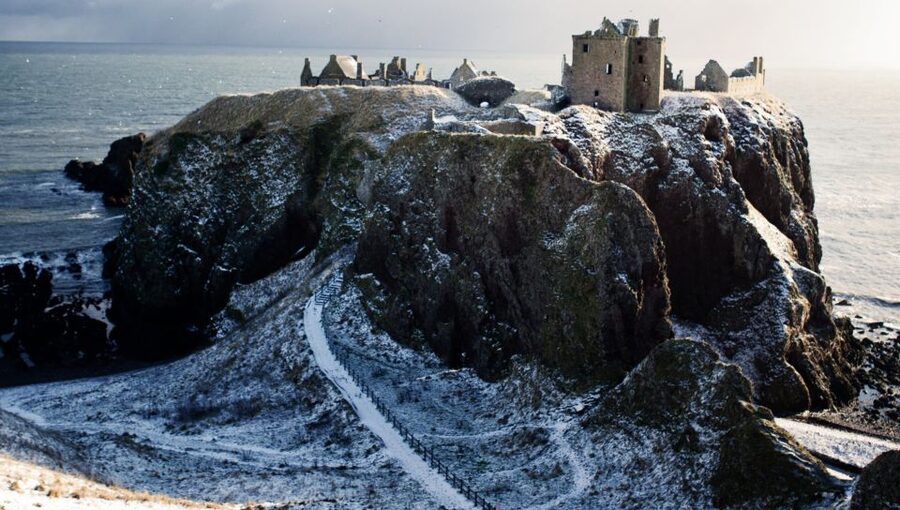 From Edinburgh: Glamis and Dunnottar Castles Tour in Italian - Dunnottar’s cliffs are the reason to go