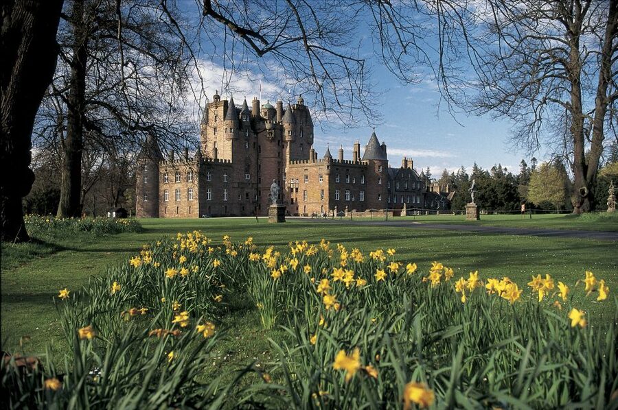 From Edinburgh: Glamis and Dunnottar Castles Tour in Italian - Stonehaven gives the day a welcome pause