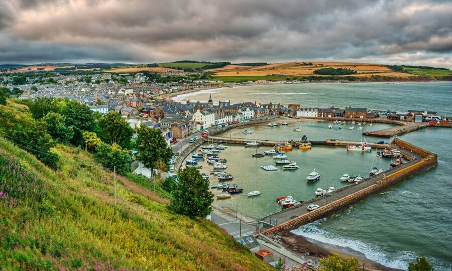 From Edinburgh: Glamis and Dunnottar Castles Tour in Spanish - A full day from Edinburgh, with two very different castles