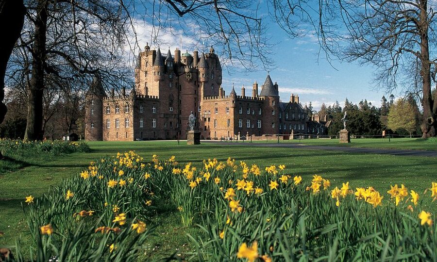 From Edinburgh: Glamis and Dunnottar Castles Tour in Spanish - Stonehaven: lunch and a change of pace