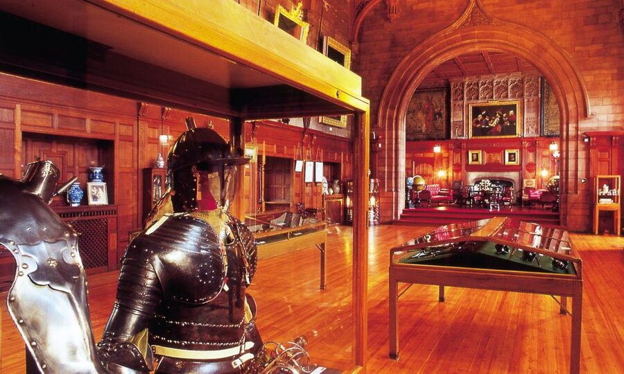 From Edinburgh: Glamis and Dunnottar Castles Tour in Spanish - Glamis Castle: family home, towers and ghost lore