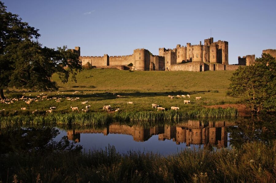 From Edinburgh: Holy Island, Alnwick Castle & Northumbria - From Edinburgh to the old kingdom of Northumbria