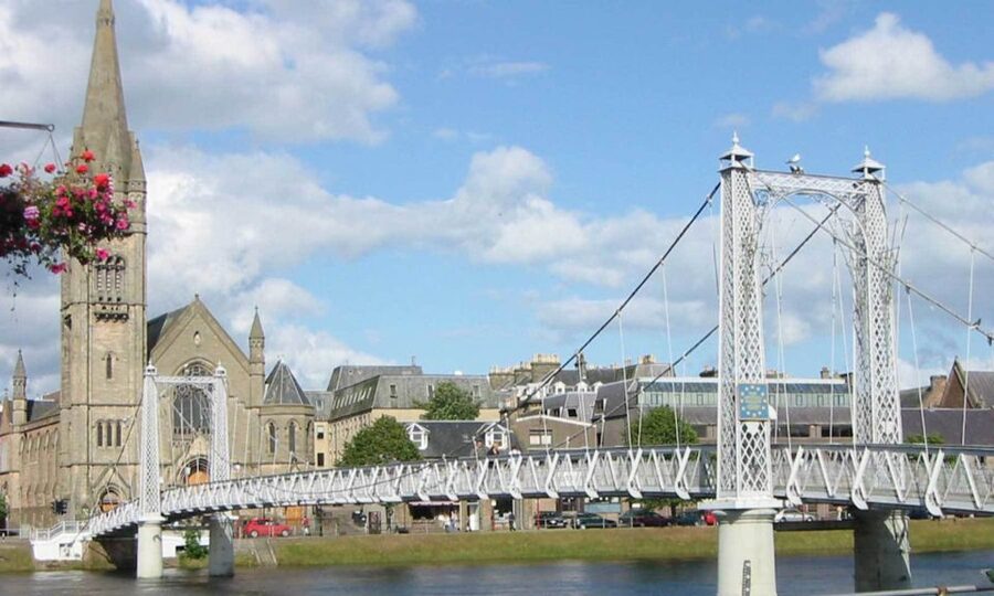 From Edinburgh: Loch Ness & Inverness Tour in Spanish - What the Spanish guide adds to the day