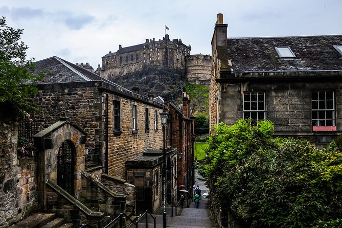 Guided 60-Minute Photography and sightseeing Tour in Edinburgh - A photo walk with Edinburgh stories in the frame