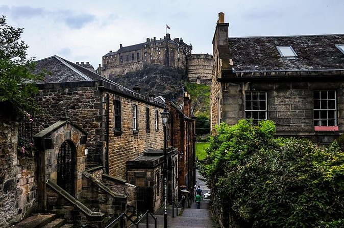 Guided 60-Minute Photography and sightseeing Tour in Edinburgh - Bakehouse Close: finding a picture beyond the main street