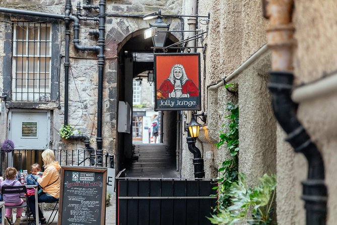Highlights & Hidden Gems With Locals: Best of Edinburgh Private Tour - Three hours with a local guide