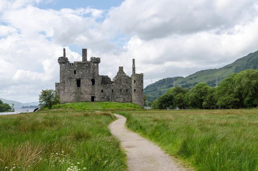 Oban, Lochs & Inveraray Full-Day Tour from Edinburgh - Luss and Loch Lomond: a gentle first stop