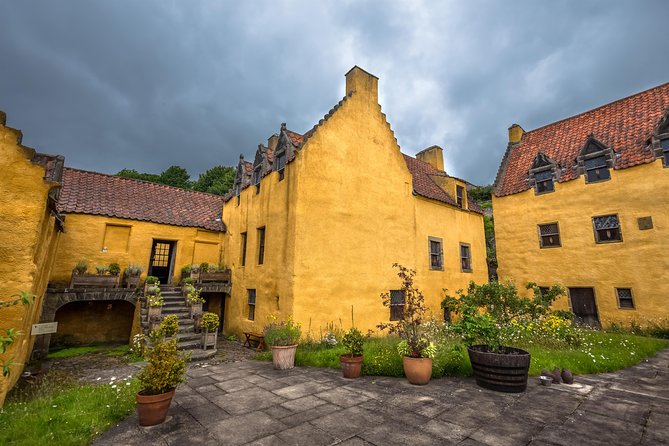 Outlander Film Locations Day Trip from Edinburgh - Culross: a real burgh behind Cranesmuir