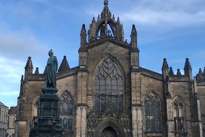 Private Edinburgh City 4-Hour Guided Tour in a black cab LEVC TX - Arthur’s Seat and Calton Hill: two very different viewpoints
