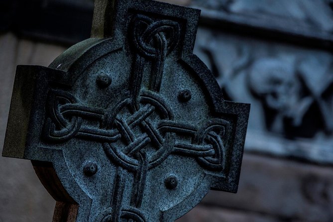 Small Group Edinburgh Underground Vaults & Graveyard Ghost Tour - From Mercat Cross into Old Town’s shadowy closes