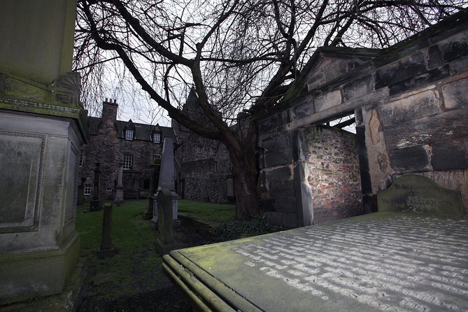 Small Group Edinburgh Underground Vaults & Graveyard Ghost Tour - The guide is a big part of the value