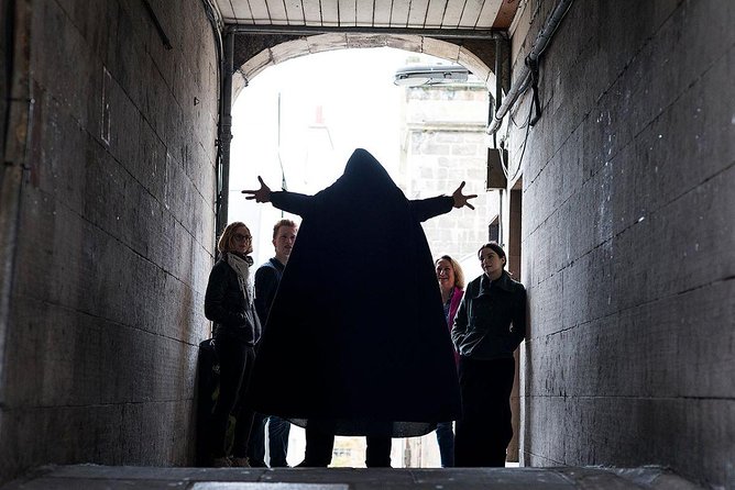 Small Group Ghost Tour incl. Underground Vaults & free drink in Megget's Cellar - The Closes and Wynds Set the Scene